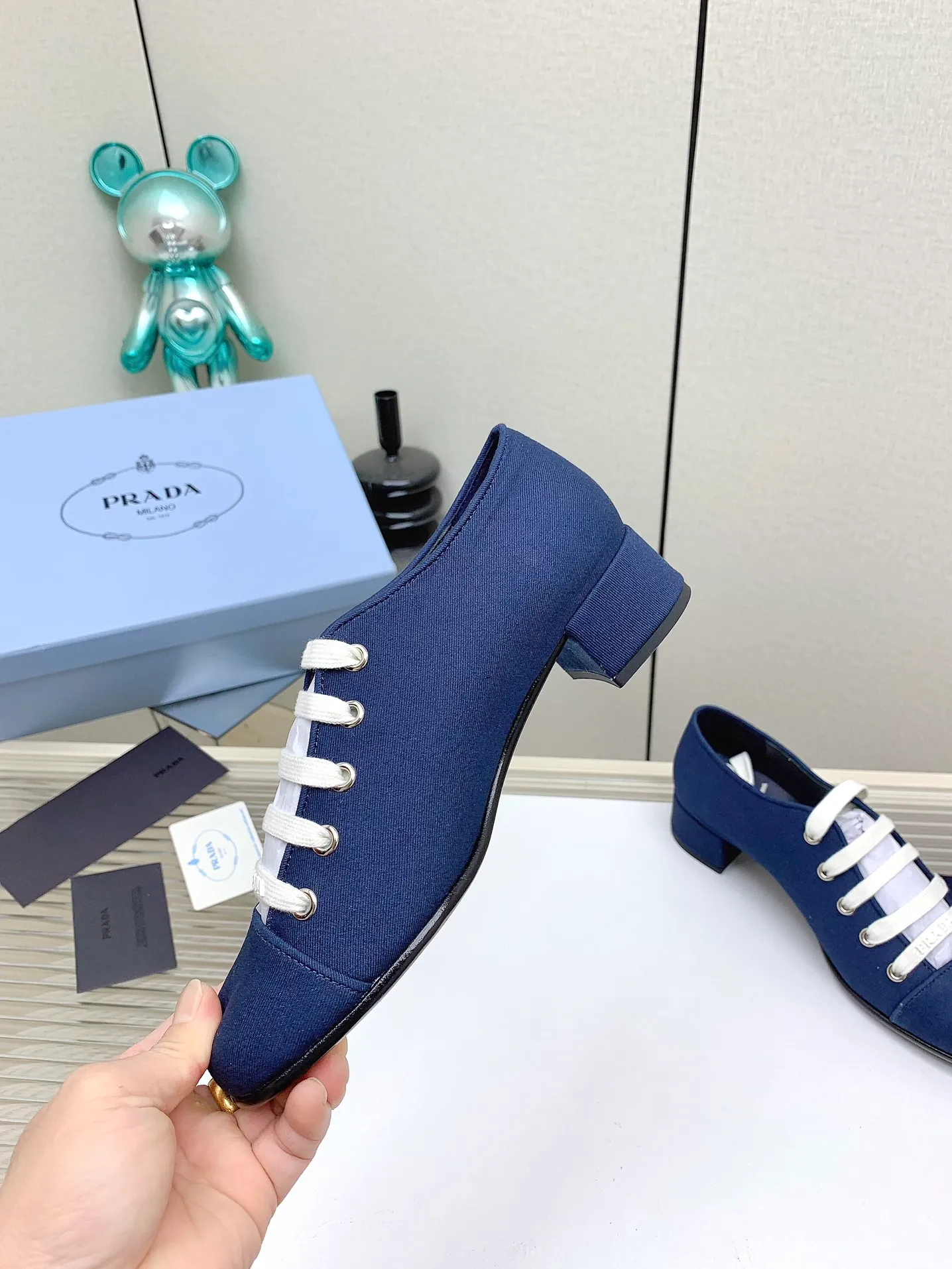 👟👟Ex-factory price 620👟👟 (Higher version) Prada 25/Spring and Summer Catwalk New lace-up hollow shoelace Mary Jane thick heel shoes This year’s lace-up element is super popular and really fashionable. I am obsessed with the appearance and comfort! The salty or sweet doll head design is full of girlishness. It is retro and playful yet elegant. The key is that it is easy to wear. ✔️Upper: original customized fabric ✔️Inner: sheepskin ✔️Outsole: genuine leather outsole imported from Italy ✔️Size: #35-41 (40.41 custom-made, non-refundable)